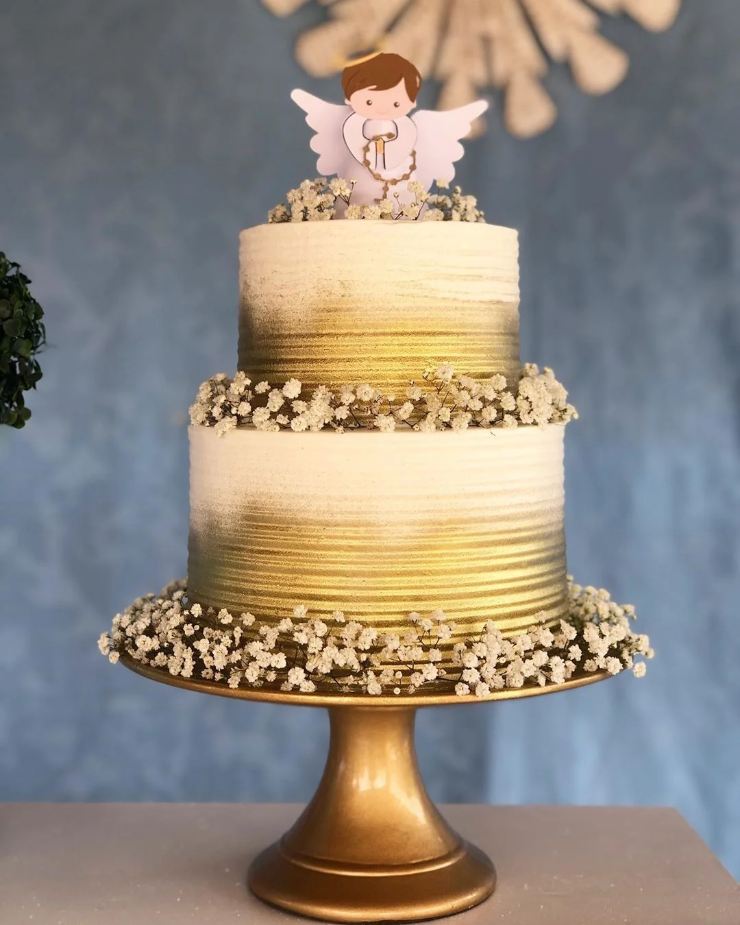 Bolo de batizado branco com dourado Bolo de batizado branco com dourado