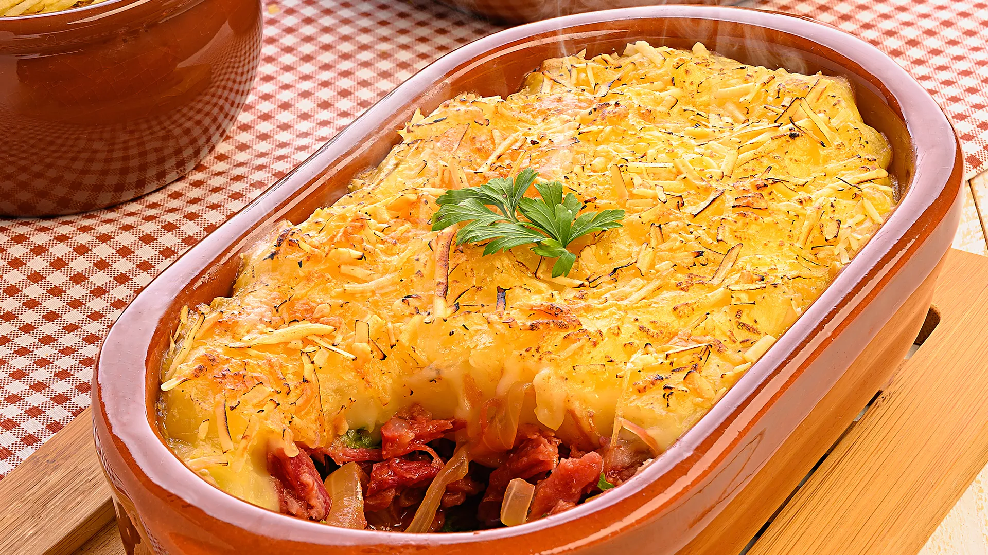 Escondidinho de mandioca com calabresa Escondidinho de mandioca com calabresa