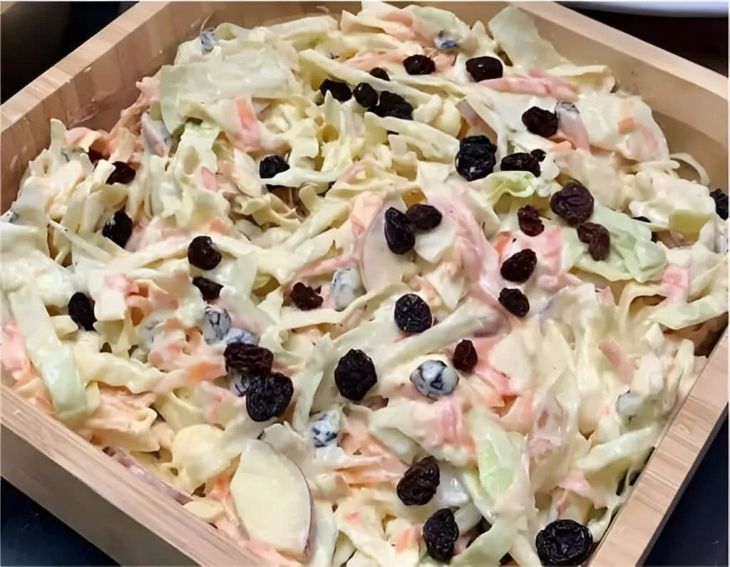 Salada de repolho com maionese e uva passa Salada de repolho com maionese e uva passa