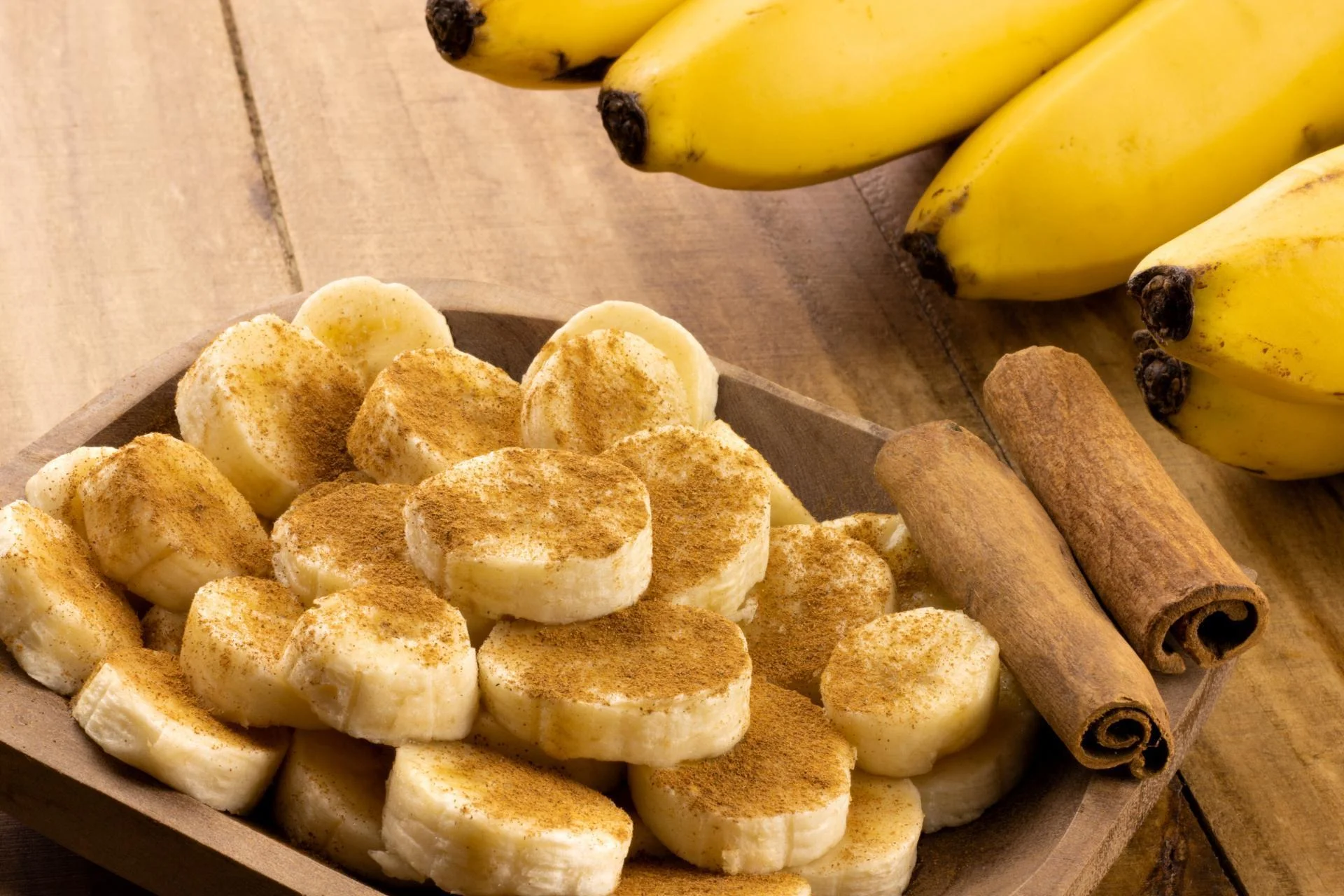 Banana de microondas com canela e açúcar Banana de microondas com canela e açúcar