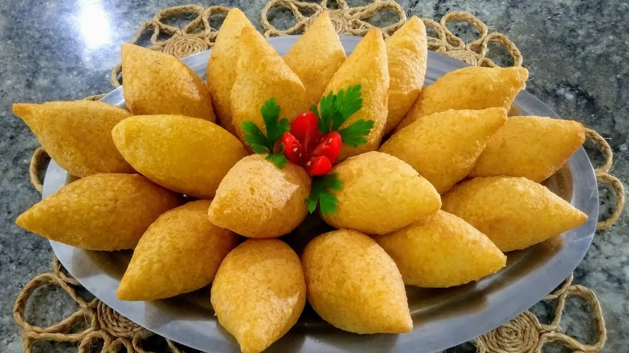 Bolinho de mandioca recheado Bolinho de mandioca recheado