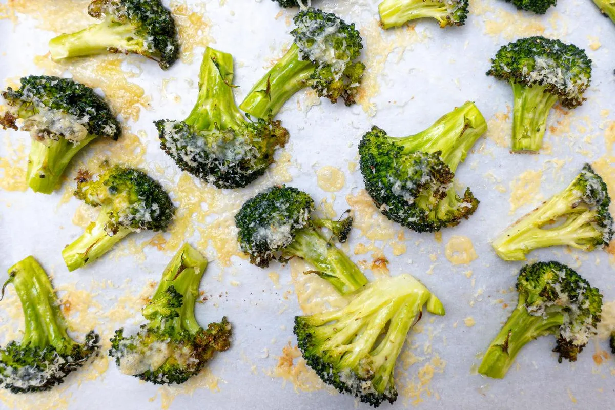 Brócolis Assados com Parmesão Brócolis Assados com Parmesão