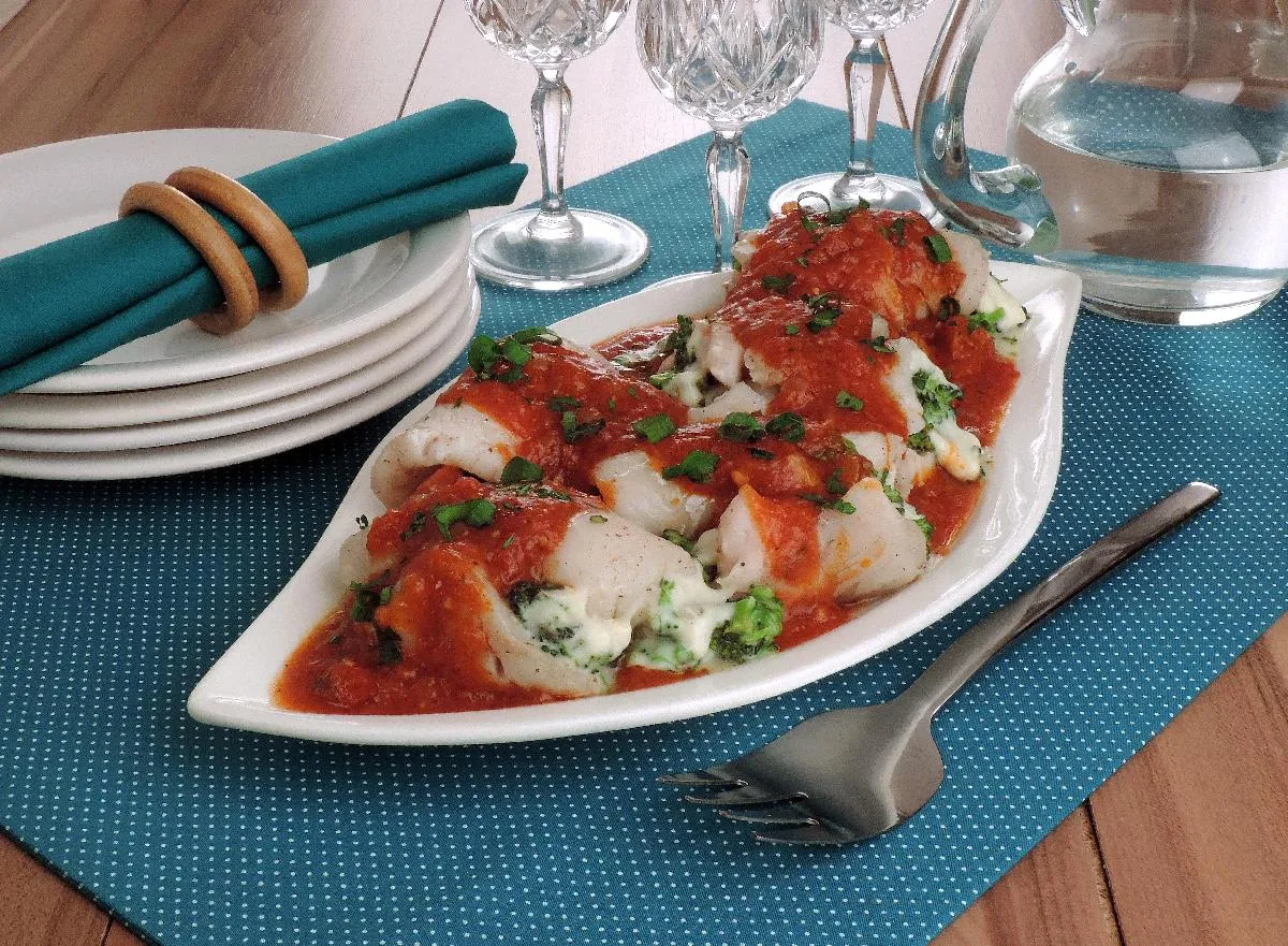 Peixe rolê com molho de tomate Peixe rolê com molho de tomate