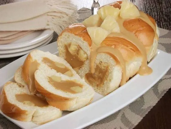 Pão trançado de abacaxi com doce de leite Pão trançado de abacaxi com doce de leite