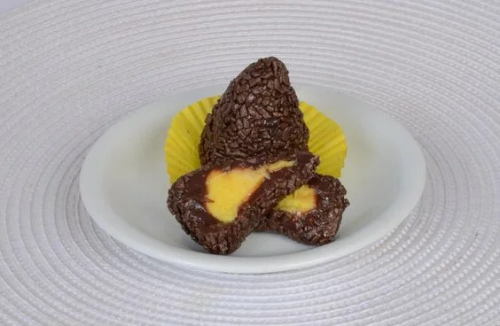 Coxinha de brigadeiro com recheio de maracujá Coxinha de brigadeiro com recheio de maracujá