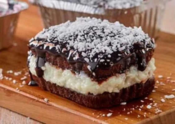Bolo Gourmet de Chocolate recheado com cocada cremosa Bolo Gourmet de Chocolate recheado com cocada cremosa