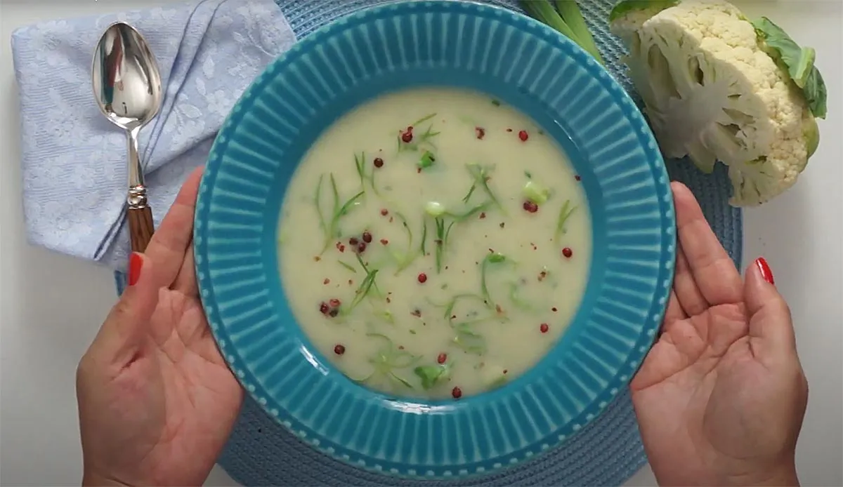 Sopa creme de couve-flor com alho-poró Sopa creme de couve-flor com alho-poró