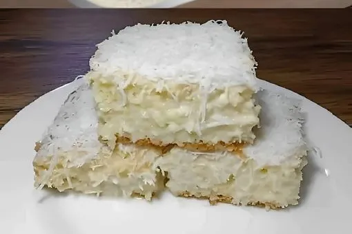 Bolo de coco gelado e molhadinho Bolo de coco gelado e molhadinho