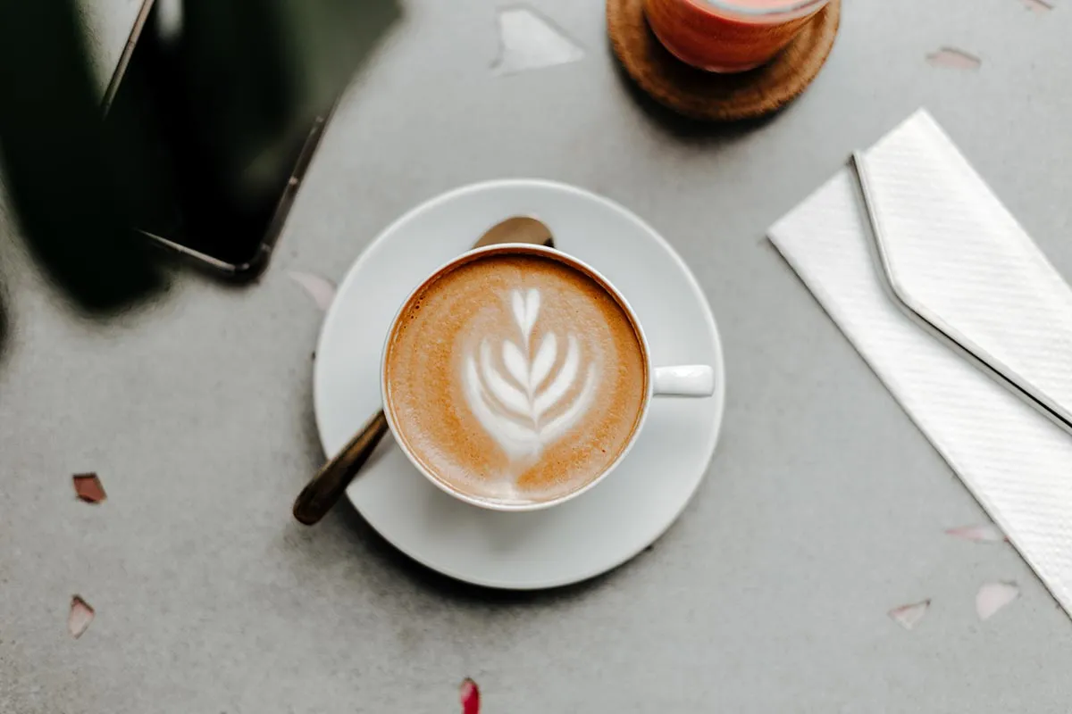 Flat White: o que é, como fazer e dicas para o café perfeito