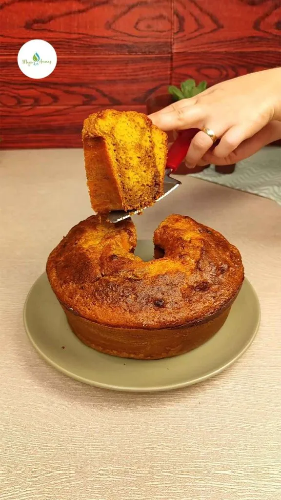 Bolo de Cenoura que já sai recheado do forno