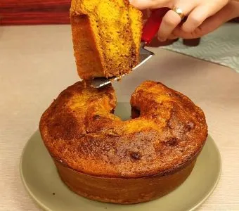 Bolo de Cenoura que já sai recheado do forno