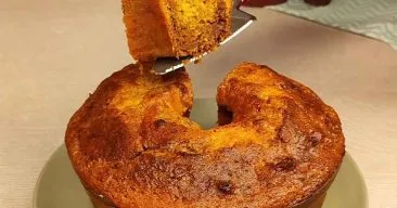 Bolo de Cenoura que já sai recheado do forno