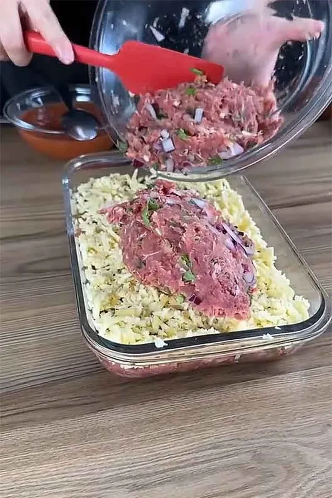 Escondidão de Carne Moída e Queijo - O segredo da cremosidade que você viu no vídeo.