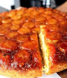 Bolo de banana caramelizado: a cobertura que muda tudo
