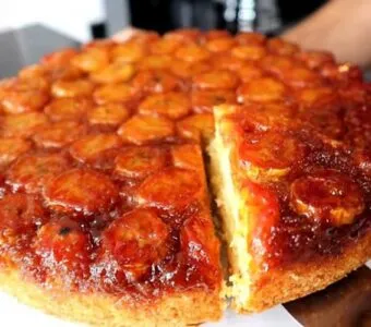 Bolo de banana caramelizado: a cobertura que muda tudo