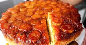 Bolo de banana caramelizado: a cobertura que muda tudo