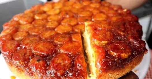 Bolo de banana caramelizado: a cobertura que muda tudo