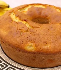 Bolo de banana fofinho que não afunda no meio