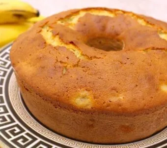 Bolo de banana fofinho que não afunda no meio