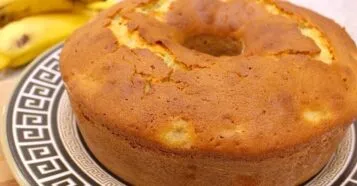 Bolo de banana fofinho que não afunda no meio