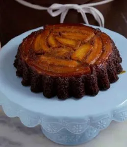 Bolo de banana invertido: a receita fofinha que já sai com calda do forno