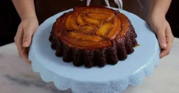 Bolo de banana invertido: a receita fofinha que já sai com calda do forno