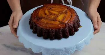 Bolo de banana invertido: a receita fofinha que já sai com calda do forno