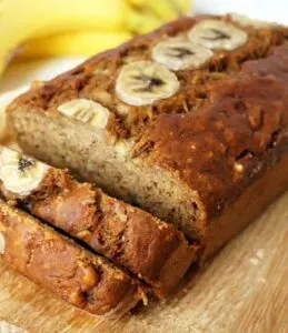 Bolo de banana vegano fofo e sem ovo