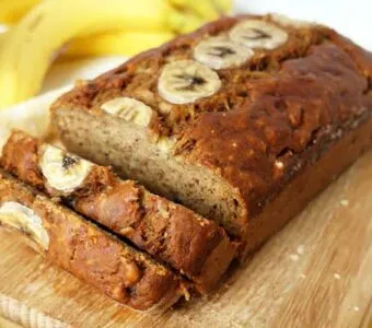 Bolo de banana vegano fofo e sem ovo